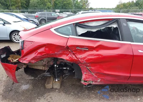 2019 Tesla Model 3 Long Range/Performance z USA, uszkodzony, nr VIN 5YJ3E1EB5KF387261